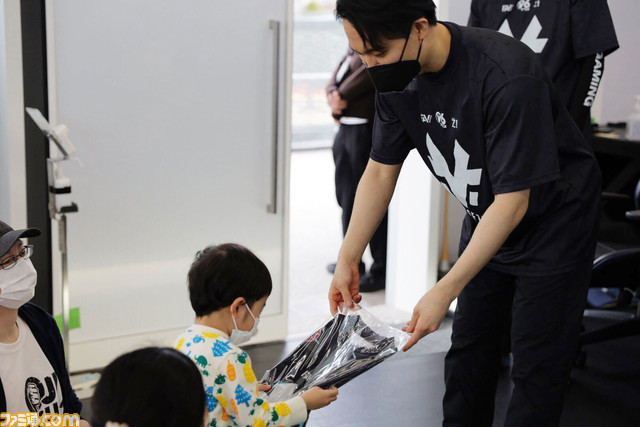 sako、りゅうせい、ときど、ボンちゃんがファンと触れ合った“v6プラス FAV Rohto Z!ファンミーティング”を多数の写真を交えてリポート