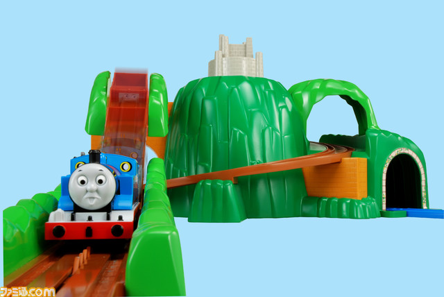 『きかんしゃトーマス』特許出願中の“蒸気給水タンクユニット”を採用し本当に“蒸気”が出る大型トーマスが登場。40種類のおしゃべりと10種類の音も収録