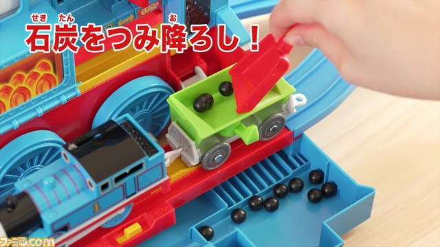 『きかんしゃトーマス』特許出願中の“蒸気給水タンクユニット”を採用し本当に“蒸気”が出る大型トーマスが登場。40種類のおしゃべりと10種類の音も収録