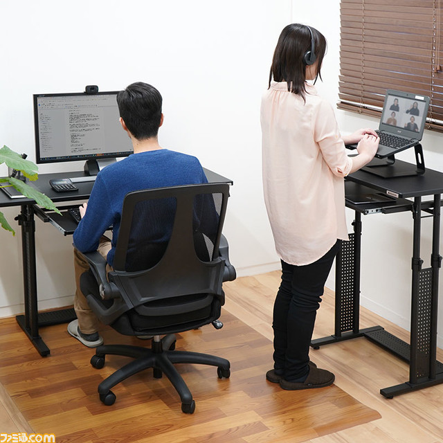 立ち姿勢でも使えるスタンディングデスクをお得にゲット! 人気のゲーミングチェアやデスクなどバウヒュッテの31製品が10%OFFになるAmazon新生活セール開催