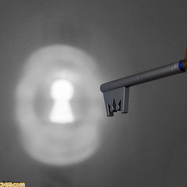 『キングダム ハーツ』の20周年記念シリーズ関連商品が予約開始。江戸切子 オールドグラスや自動巻き機械式時計、セミオーダーリングなど、豪華アイテムの数々をチェック!