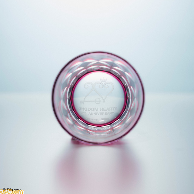 『キングダム ハーツ』の20周年記念シリーズ関連商品が予約開始。江戸切子 オールドグラスや自動巻き機械式時計、セミオーダーリングなど、豪華アイテムの数々をチェック!