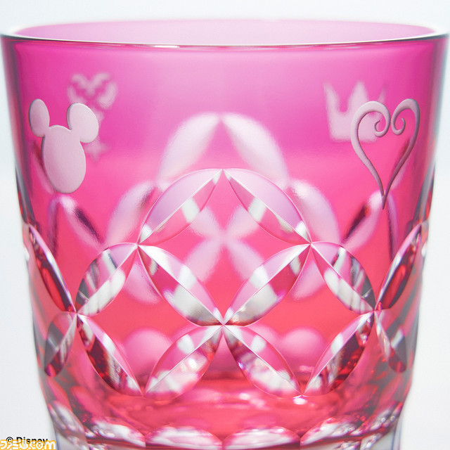 『キングダム ハーツ』の20周年記念シリーズ関連商品が予約開始。江戸切子 オールドグラスや自動巻き機械式時計、セミオーダーリングなど、豪華アイテムの数々をチェック!