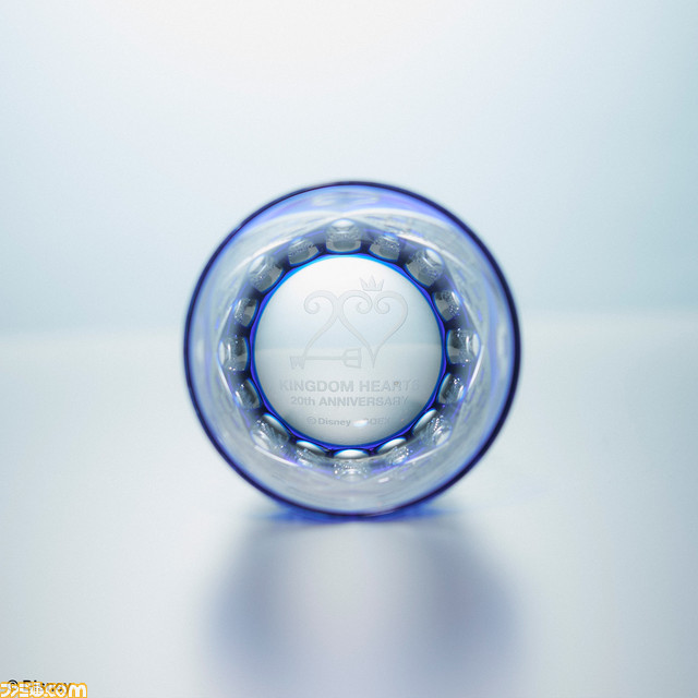 『キングダム ハーツ』の20周年記念シリーズ関連商品が予約開始。江戸切子 オールドグラスや自動巻き機械式時計、セミオーダーリングなど、豪華アイテムの数々をチェック!