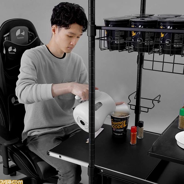 バウヒュッテよりデスクの横に冷蔵庫&レンジを収納する“デスク飯パントリー”発売。ゲームの合間などにいつでも美味しい“デスク飯”を用意することが可能に！