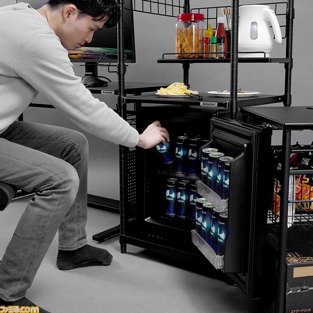 バウヒュッテよりデスクの横に冷蔵庫&レンジを収納する“デスク飯パントリー”発売。ゲームの合間などにいつでも美味しい“デスク飯”を用意することが可能に！