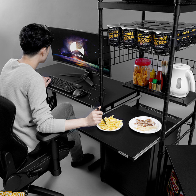 バウヒュッテよりデスクの横に冷蔵庫&レンジを収納する“デスク飯パントリー”発売。ゲームの合間などにいつでも美味しい“デスク飯”を用意することが可能に！