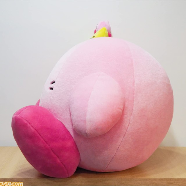 『星のカービィ』クラシックな姿のぬいぐるみが本日（4/15）より予約開始。なんと高さ約62cmのビッグサイズ！