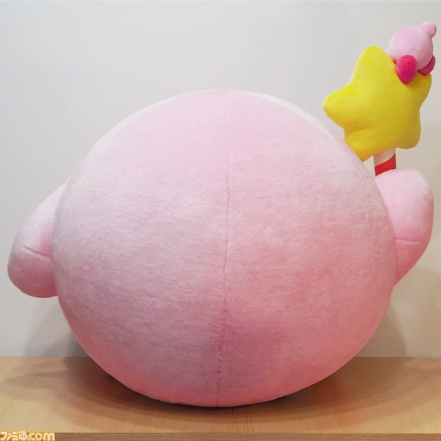 『星のカービィ』クラシックな姿のぬいぐるみが本日（4/15）より予約開始。なんと高さ約62cmのビッグサイズ！