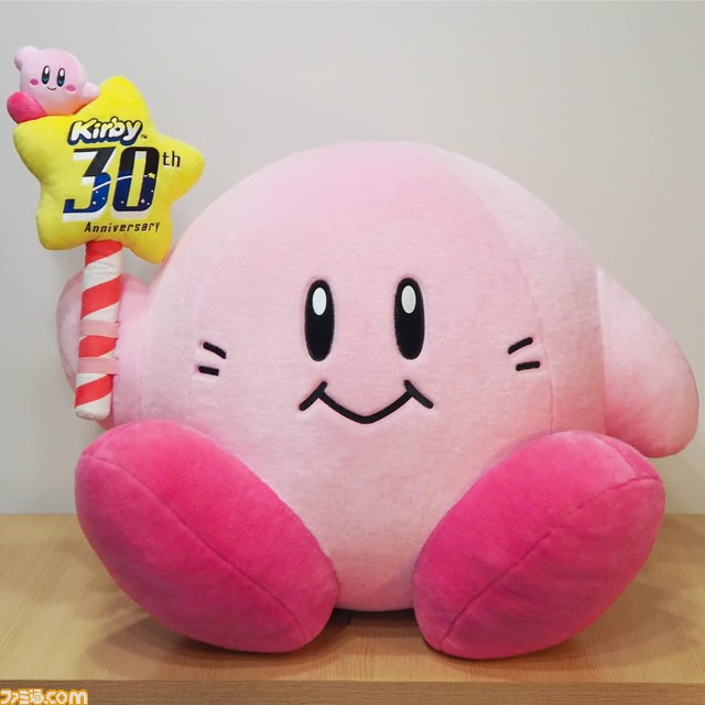 『星のカービィ』クラシックな姿のぬいぐるみが本日（4/15）より予約開始。なんと高さ約62cmのビッグサイズ！