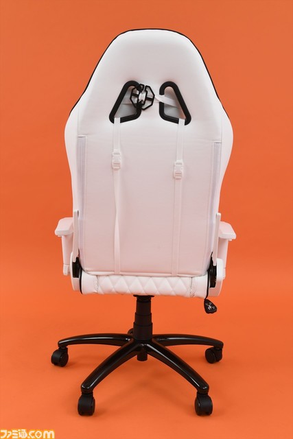 小中学生向けゲーミングチェア“PINON”に座った中学生の素直な感想は「圧迫感がなくて座りやすい」。想像以上にコンパクトで、既存モデルだと足が浮く小柄な人にもしっかりフィット