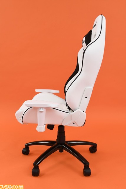 小中学生向けゲーミングチェア“PINON”に座った中学生の素直な感想は「圧迫感がなくて座りやすい」。想像以上にコンパクトで、既存モデルだと足が浮く小柄な人にもしっかりフィット