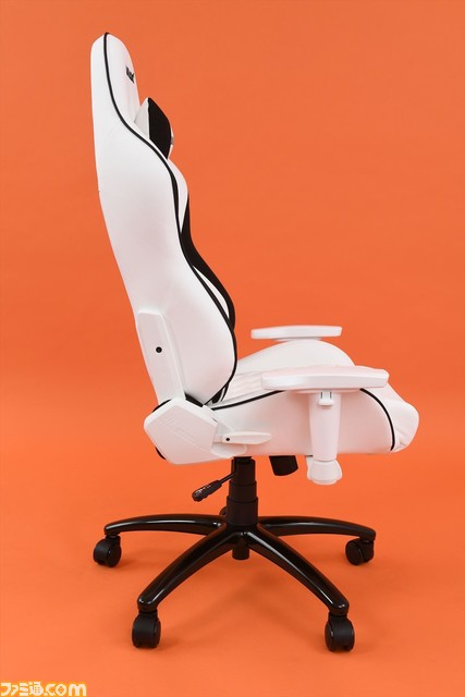 小中学生向けゲーミングチェア“PINON”に座った中学生の素直な感想は「圧迫感がなくて座りやすい」。想像以上にコンパクトで、既存モデルだと足が浮く小柄な人にもしっかりフィット