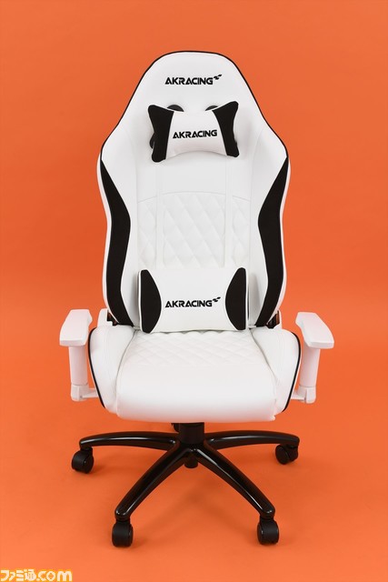 小中学生向けゲーミングチェア“PINON”に座った中学生の素直な感想は「圧迫感がなくて座りやすい」。想像以上にコンパクトで、既存モデルだと足が浮く小柄な人にもしっかりフィット