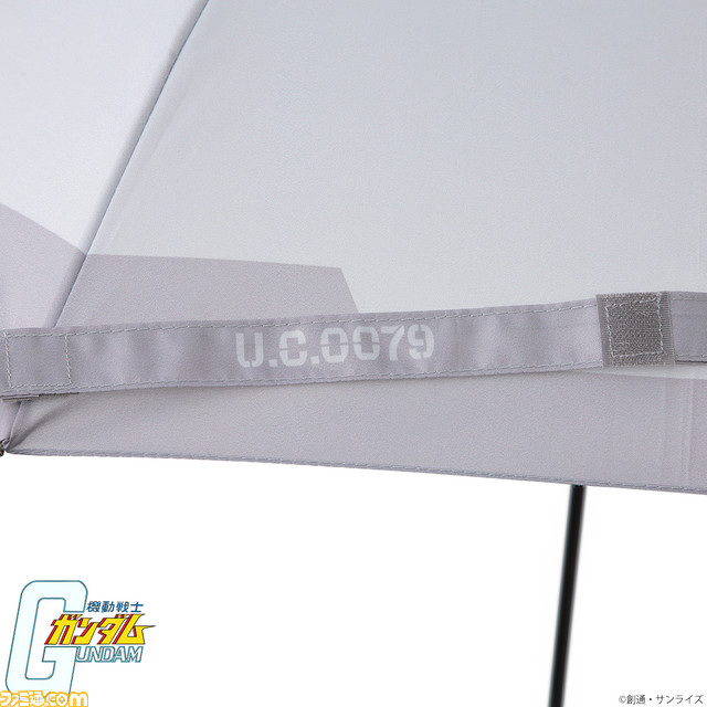 『機動戦士ガンダム』に登場する軍事施設“ジャブロー基地”が雨具になった！ 密林や士官兵の制服をイメージした折り畳み傘、折り畳み傘ケースが登場