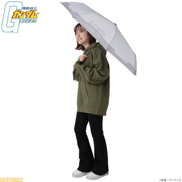 『機動戦士ガンダム』に登場する軍事施設“ジャブロー基地”が雨具になった！ 密林や士官兵の制服をイメージした折り畳み傘、折り畳み傘ケースが登場
