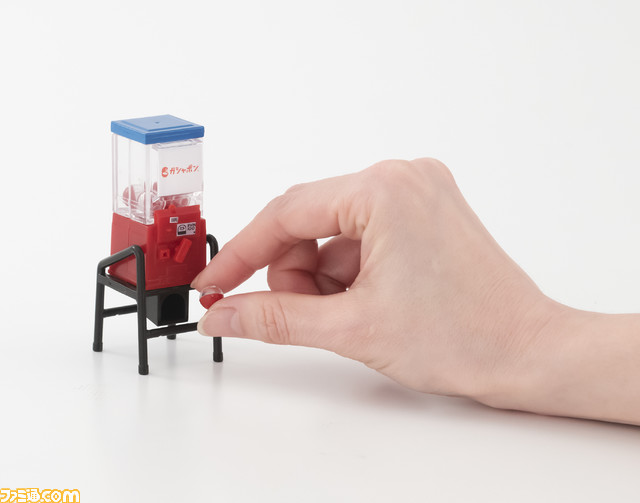 初代ガシャポン自販機を1/12スケールにした“1/12ガシャポンステーション”がカプセルトイにて5月中旬より発売。全国9店舗では先行販売も
