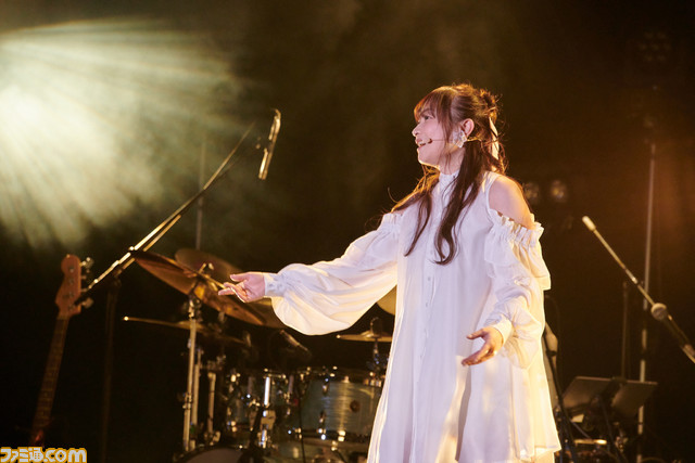 “今井麻美Live 2022「Wonderful Journey」東京公演”リポート。さらにパワーアップした歌声が会場に響き渡る