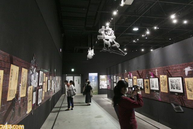 ゴールデンカムイ展 写真70枚にも及ぶフォトレポート 野田サトル氏のイラストや資料が大量展示ッ ヒグマの剥製や チタタㇷ 食品サンプルなど見どころ満載な 超特盛闇鍋展覧会 ゲーム エンタメ最新情報のファミ通 Com