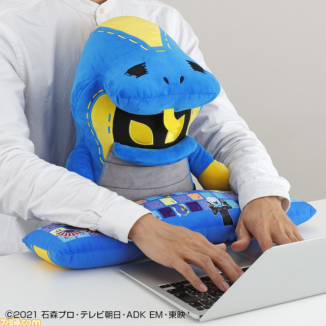 『仮面ライダーリバイス』悪魔ラブコフがパソコン作業に最適なクッションとなって登場。長時間の作業などシーンに合わせて使い分けができる3WAY仕様