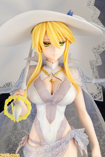 『FGO』高貴な水着姿の第2再臨“ルーラー/アルトリア・ペンドラゴン”が登場。姿を変えたロンゴミニアド(傘)や光輪もしっかりと再現。アホ毛の装着も可能!