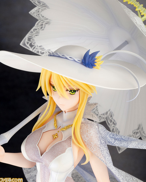 『FGO』高貴な水着姿の第2再臨“ルーラー/アルトリア・ペンドラゴン”が登場。姿を変えたロンゴミニアド(傘)や光輪もしっかりと再現。アホ毛の装着も可能!