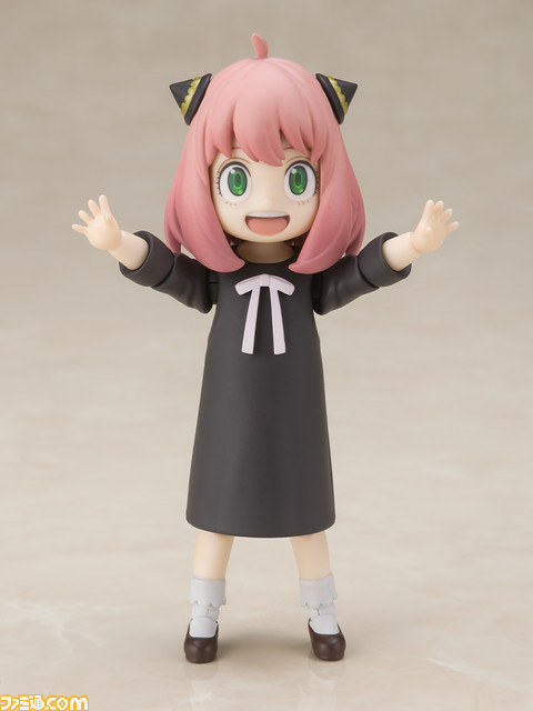 【フッ】『スパイファミリー』アーニャの可動フィギュアが登場。余裕の笑みや驚き顔など劇中さながらの顔芸も楽しめる!