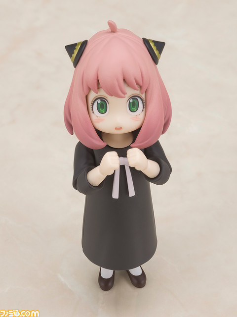 【フッ】『スパイファミリー』アーニャの可動フィギュアが登場。余裕の笑みや驚き顔など劇中さながらの顔芸も楽しめる!