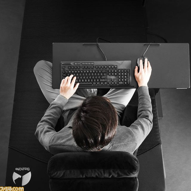 ベッドゲーマーのためのキーボードテーブルが発売。高さと角度を調節して寝ころんだままキーボードとマウスの操作が可能
