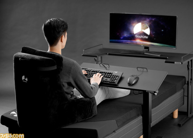 ベッドゲーマーのためのキーボードテーブルが発売。高さと角度を調節して寝ころんだままキーボードとマウスの操作が可能