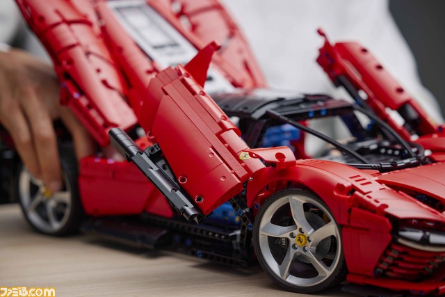 フェラーリ・デイトナSP3の大人向けレゴが販売。フォルムや曲線美を1/8スケールで完全再現し、パドルシフト機能、8速ギアボックスも備えた逸品を父の日に