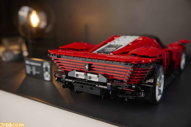 フェラーリ・デイトナSP3の大人向けレゴが販売。フォルムや曲線美を1/8スケールで完全再現し、パドルシフト機能、8速ギアボックスも備えた逸品を父の日に