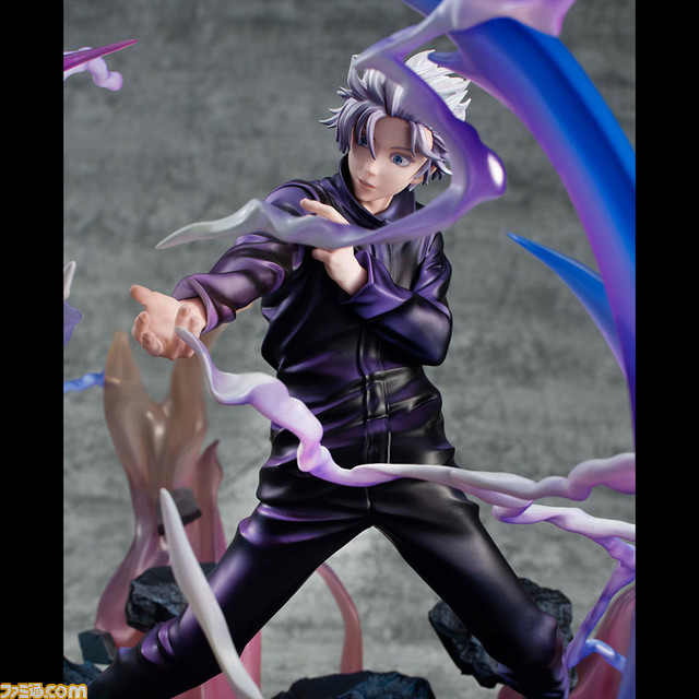 『呪術廻戦』より五条悟の約26.5センチの大ボリュームフィギュアが登場。虚式“紫”を放つ姿を、エフェクト造形も盛り込みダイナミックに表現