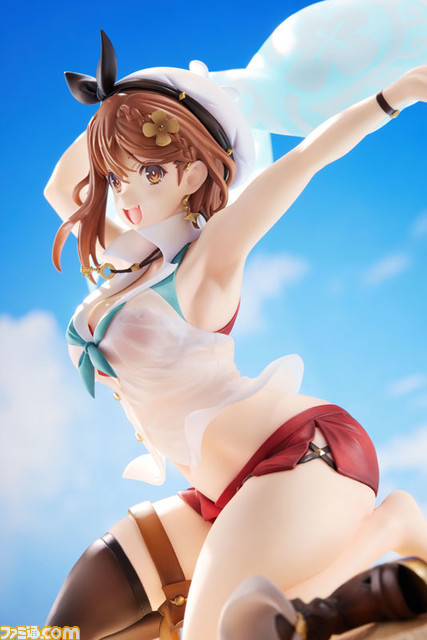 『ライザのアトリエ2』ライザが海ではしゃぐ姿を立体化。濡れTシャツを気にしないような、元気いっぱいな笑顔&ポージングがイイ