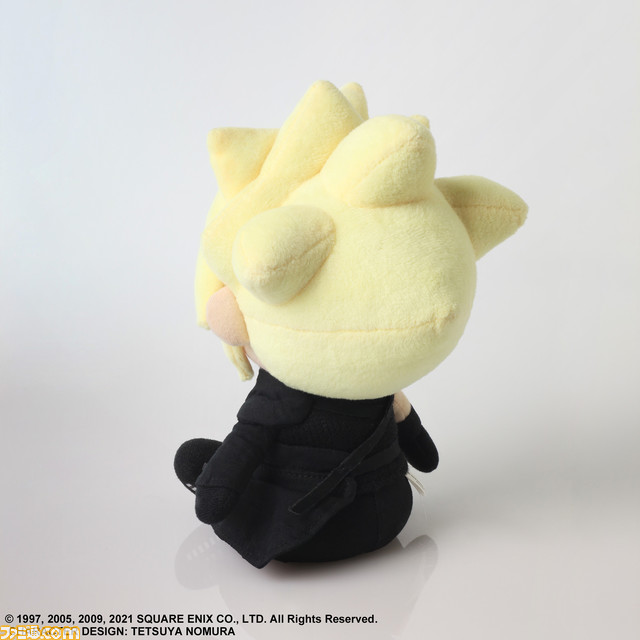 『FF7』25周年記念グッズが発売。クラウドのぬいぐるみ、25周年ロゴを大きくデザインしたTシャツやマグカップ、ガラスプレートで25周年をお祝い