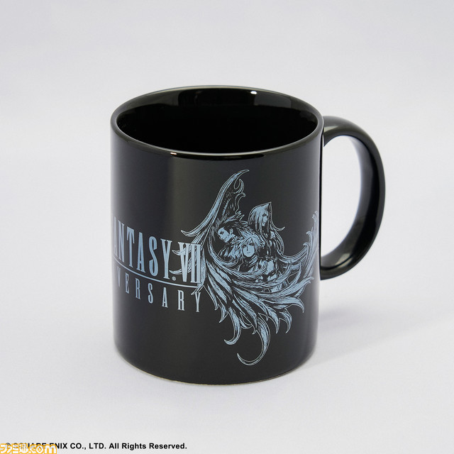 『FF7』25周年記念グッズが発売。クラウドのぬいぐるみ、25周年ロゴを大きくデザインしたTシャツやマグカップ、ガラスプレートで25周年をお祝い