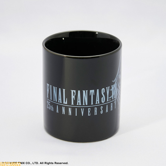『FF7』25周年記念グッズが発売。クラウドのぬいぐるみ、25周年ロゴを大きくデザインしたTシャツやマグカップ、ガラスプレートで25周年をお祝い