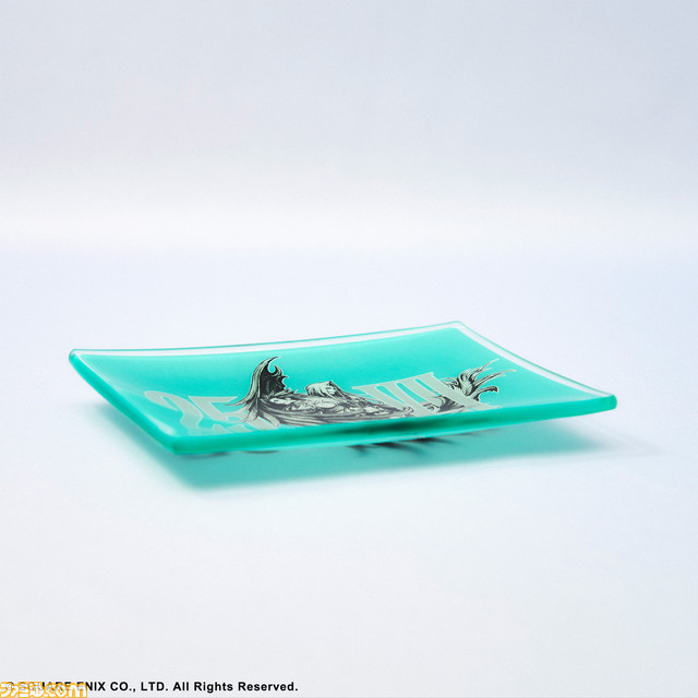 『FF7』25周年記念グッズが発売。クラウドのぬいぐるみ、25周年ロゴを大きくデザインしたTシャツやマグカップ、ガラスプレートで25周年をお祝い