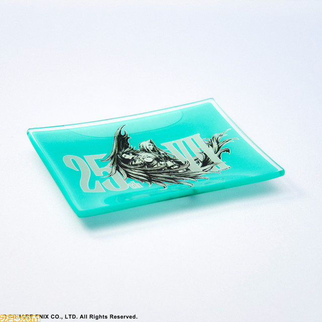『FF7』25周年記念グッズが発売。クラウドのぬいぐるみ、25周年ロゴを大きくデザインしたTシャツやマグカップ、ガラスプレートで25周年をお祝い