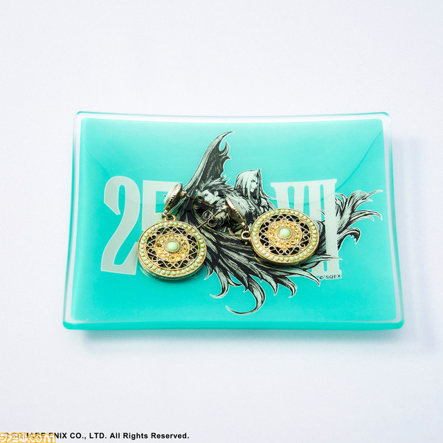 『FF7』25周年記念グッズが発売。クラウドのぬいぐるみ、25周年ロゴを大きくデザインしたTシャツやマグカップ、ガラスプレートで25周年をお祝い