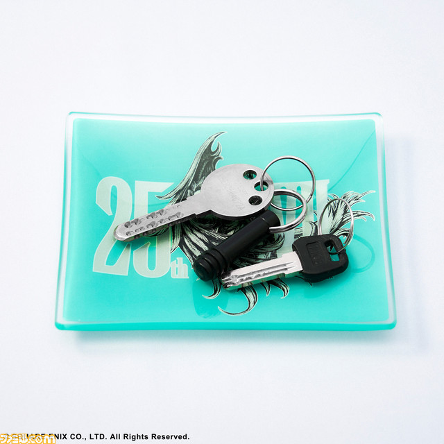 『FF7』25周年記念グッズが発売。クラウドのぬいぐるみ、25周年ロゴを大きくデザインしたTシャツやマグカップ、ガラスプレートで25周年をお祝い