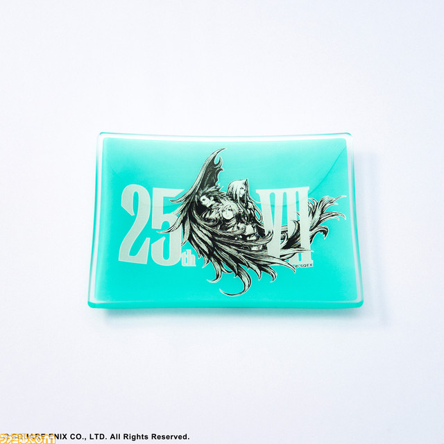 『FF7』25周年記念グッズが発売。クラウドのぬいぐるみ、25周年ロゴを大きくデザインしたTシャツやマグカップ、ガラスプレートで25周年をお祝い