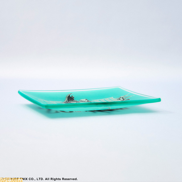 『FF7』25周年記念グッズが発売。クラウドのぬいぐるみ、25周年ロゴを大きくデザインしたTシャツやマグカップ、ガラスプレートで25周年をお祝い