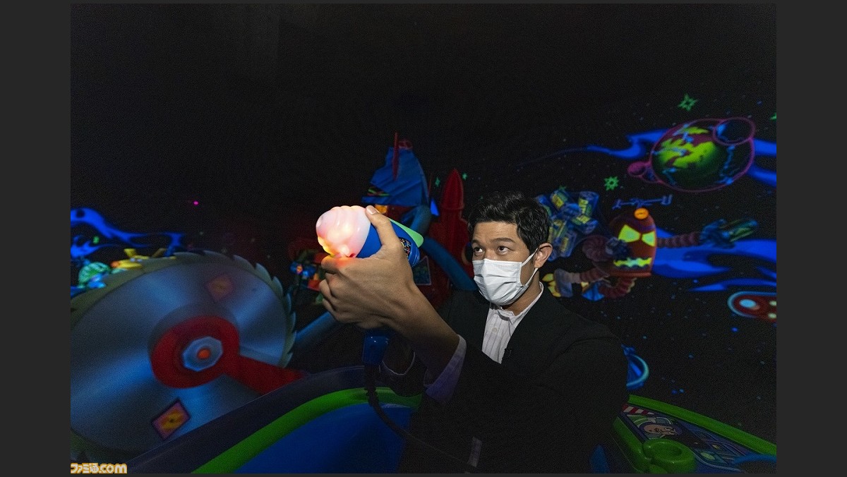 映画 バズ ライトイヤー スペシャルイベントをtdlで実施 バズ役鈴木亮平が バズ ライトイヤーのアストロブラスター に挑戦 ゲーム エンタメ最新情報のファミ通 Com