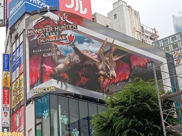 『モンハンライズ:サンブレイク』新宿にメル・ゼナ襲来! 映し出された“爵銀龍”が飛来する、短時間ながらもド迫力の3D映像をリポート