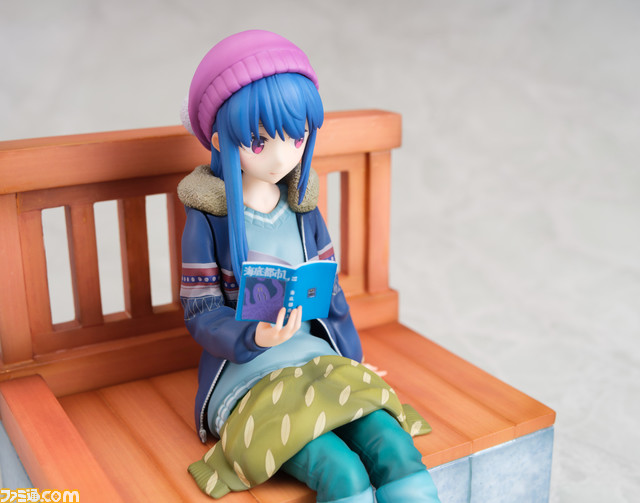 【ほっこり】『ゆるキャン△』より志摩リンの足湯フィギュアが登場。リラックスしながら読書する様子が微笑ましい