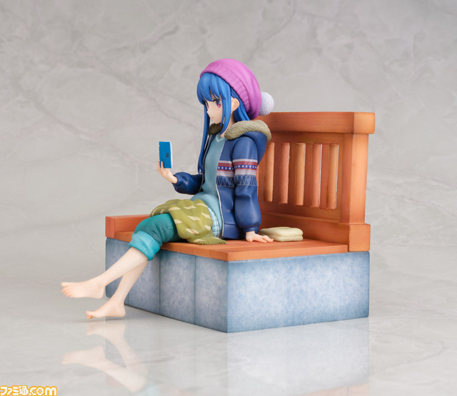 【ほっこり】『ゆるキャン△』より志摩リンの足湯フィギュアが登場。リラックスしながら読書する様子が微笑ましい