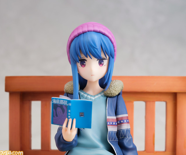 【ほっこり】『ゆるキャン△』より志摩リンの足湯フィギュアが登場。リラックスしながら読書する様子が微笑ましい