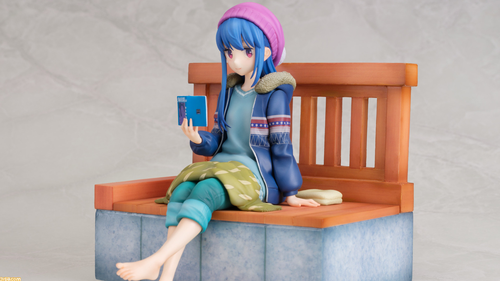 ゆるキャン△』足湯につかりながら読書を楽しむ志摩リンのフィギュアが