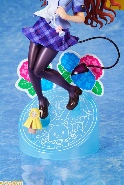 『まちカドまぞく』シャドウミストレス優子と千代田桃が制服でフィギュア化。合わせて飾ると仲良く相合傘をしている形状に